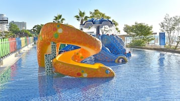 Innendørsbasseng,utendørsbasseng, bassengparasoller og solsenger