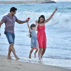 Na praia, espreguiçadeiras, guarda-sóis, toalhas de praia