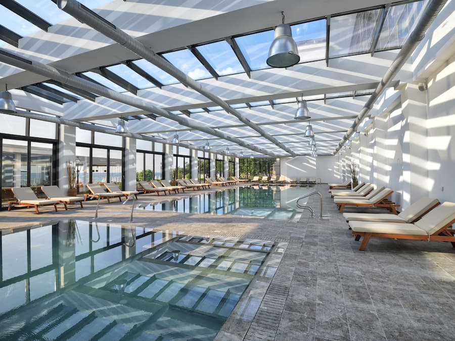 Piscina interna, piscina externa, funciona das 9h às 18h, guarda-sóis