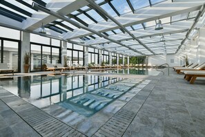 Innenpool, Außenpool, Sonnenschirme, Liegestühle