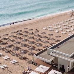 Sulla spiaggia, lettini da mare, ombrelloni, teli da spiaggia