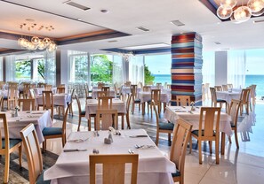 3 restaurants servant le dîner, spécialités Cuisine internationale