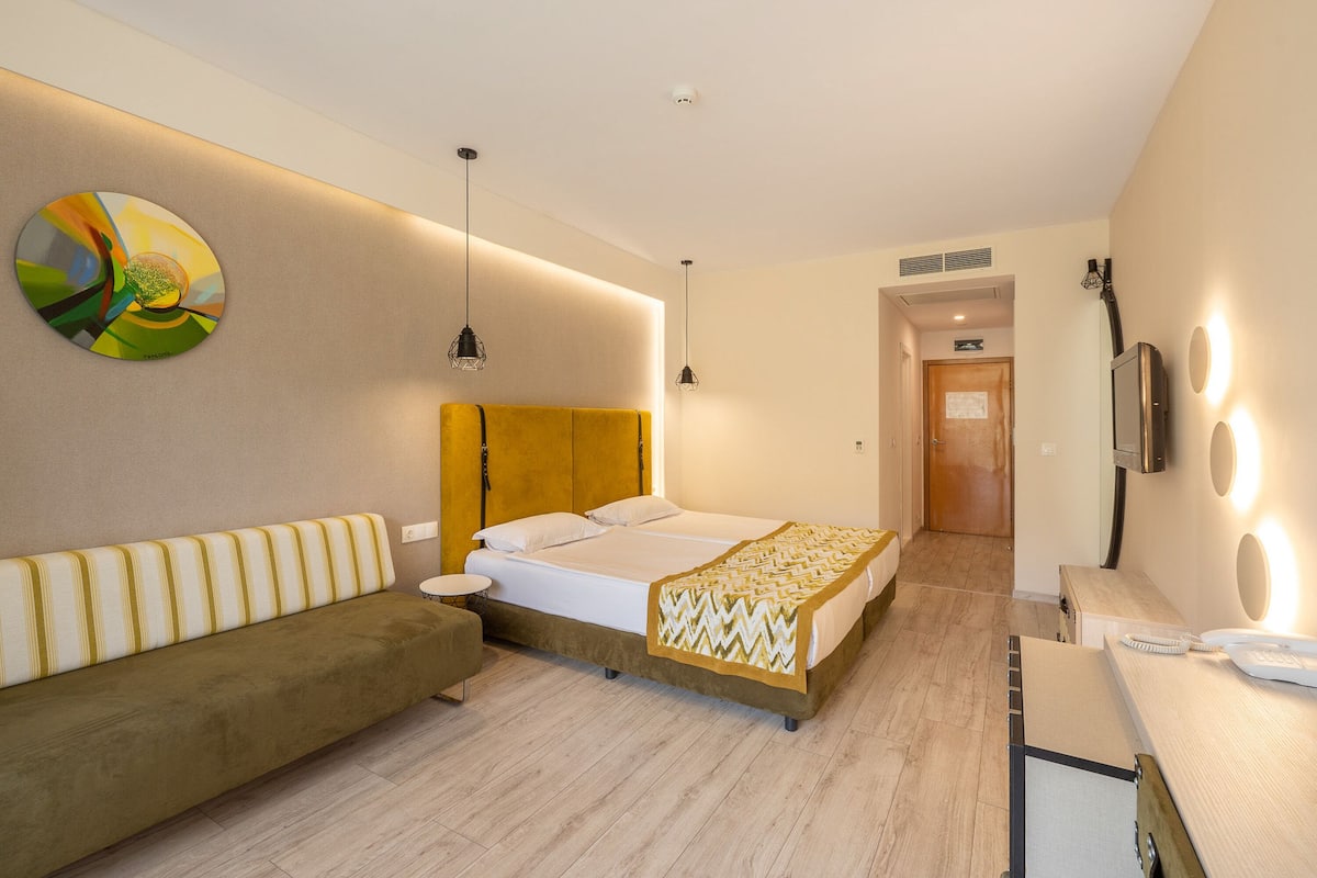 Economy Double Room with Park View - Free Infinity Pool and Private Beach Access | Een gratis minibar, een bureau, geluiddichte muren, gratis babybedden
