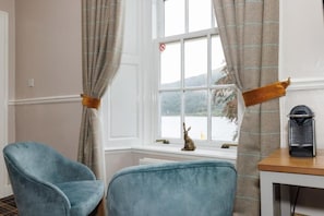 Superior Double Room with Loch View | Bed sheets - Village Inn (Arrochar)
