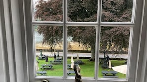 Superior Double Room with Loch View | Bed sheets - Village Inn (Arrochar)