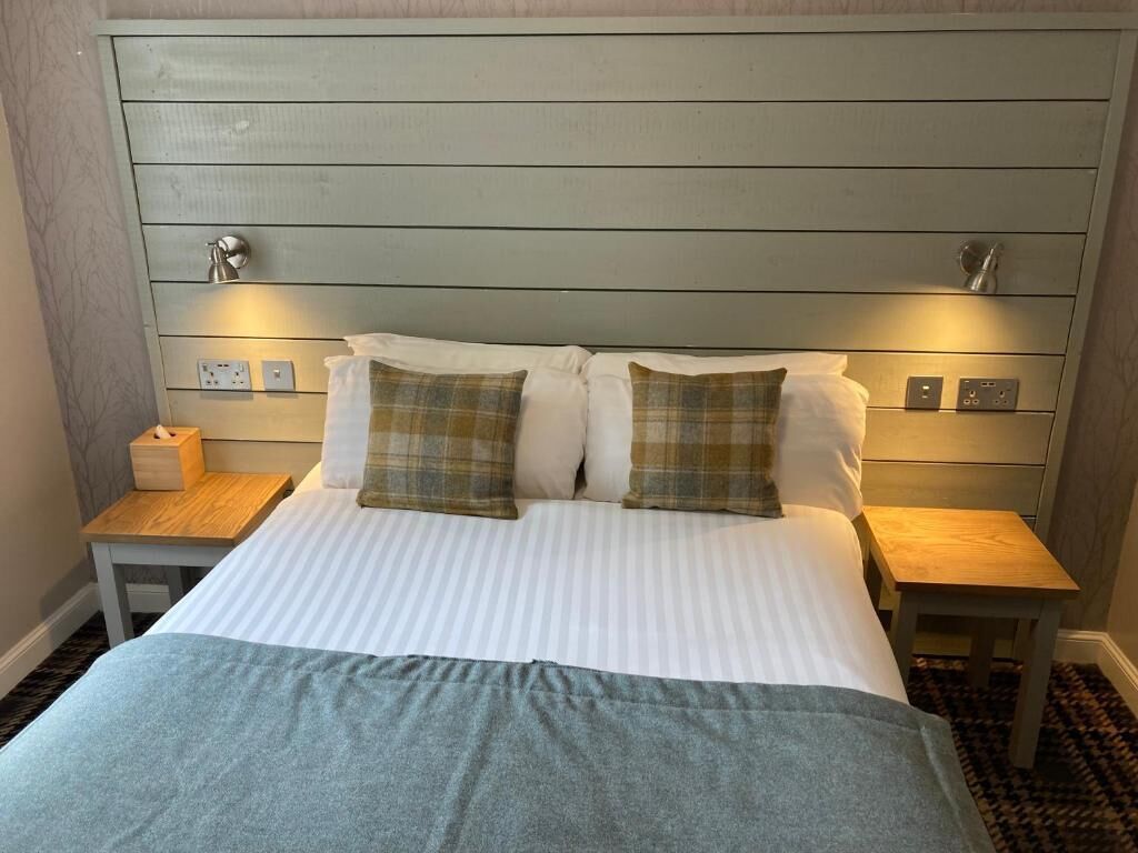 Superior Double Room with Loch View | Bed sheets