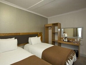 Twin Room, Ensuite | WiFi, bed sheets - The Goddard Arms (Swindon)