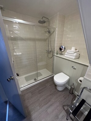 Double Room, Ensuite | Bathroom | Free toiletries, hair dryer, towels - The Goddard Arms (Swindon)
