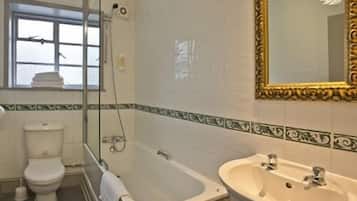 Habitación con 2 camas individuales, baño en la habitación | Baño | Amenidades de baño gratuitas, secadora de cabello, toallas