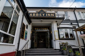 Property entrance - Abbey Inn (Paisley)
