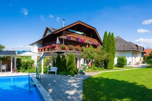 A two-story chalet with a balcony, a swimming pool, and a well-maintained garden. - Apartments Presslauer-Mori (Sankt Kanzian am Klopeiner See)
