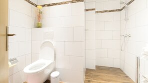 Standard Apartment, 2 Bedrooms, Non Smoking, Pool View | Bathroom | Shower, hair dryer, towels - Apartments Presslauer-Mori (Sankt Kanzian am Klopeiner See)