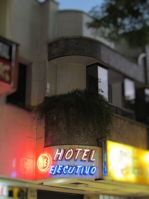 Front of property - evening/night - Hotel Ejecutivo (Pereira)