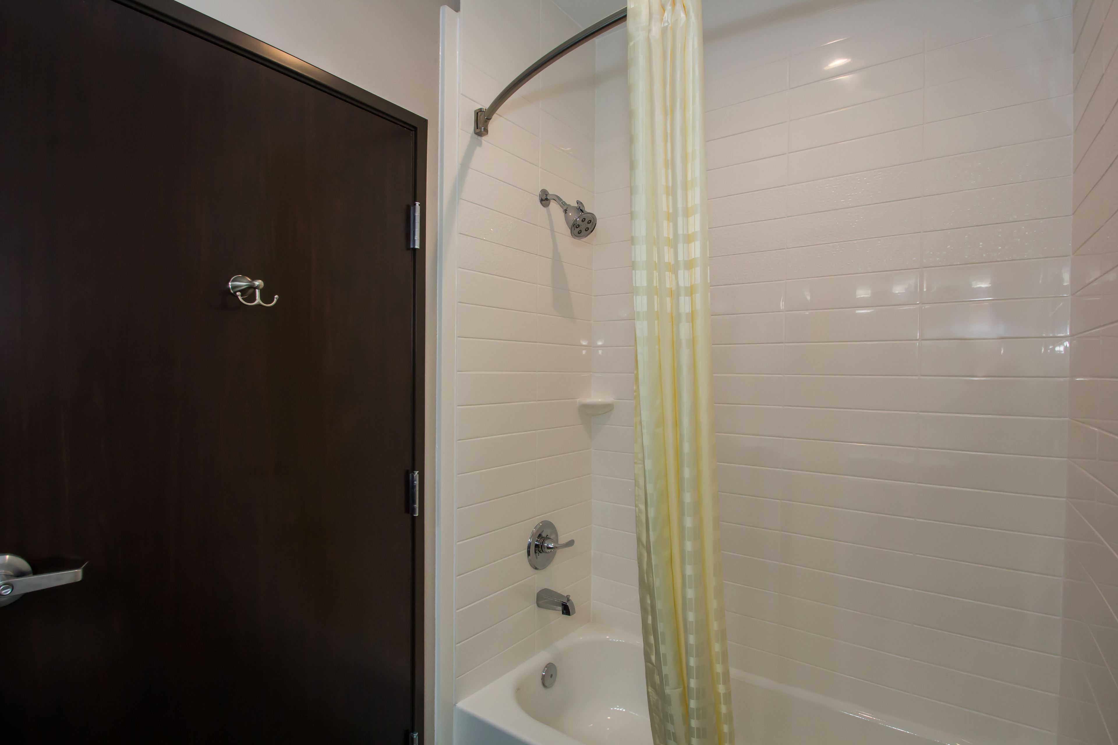bathtub, hydromassage showerhead, free toiletries, towels