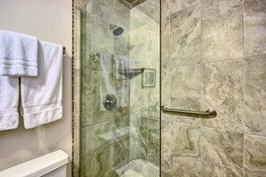 Estudio | Baño | Toallas y shampoo 