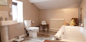 Habitación doble, baño privado, vistas al jardín | Baño | Artículos de higiene personal gratuitos, secador de pelo y albornoces