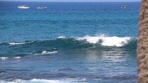 A coastal scene with waves and boats. - Kona Bali Kai 223 - Oceanfront 2 Bedroom Condo by RedAwning (Kailua-Kona)