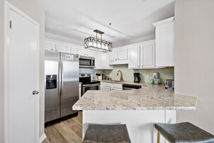 Refrigerador con freezer, microondas, horno, placa de cocina