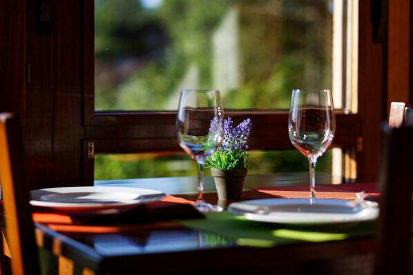 Serveert ontbijt en diner, lokale gerechten