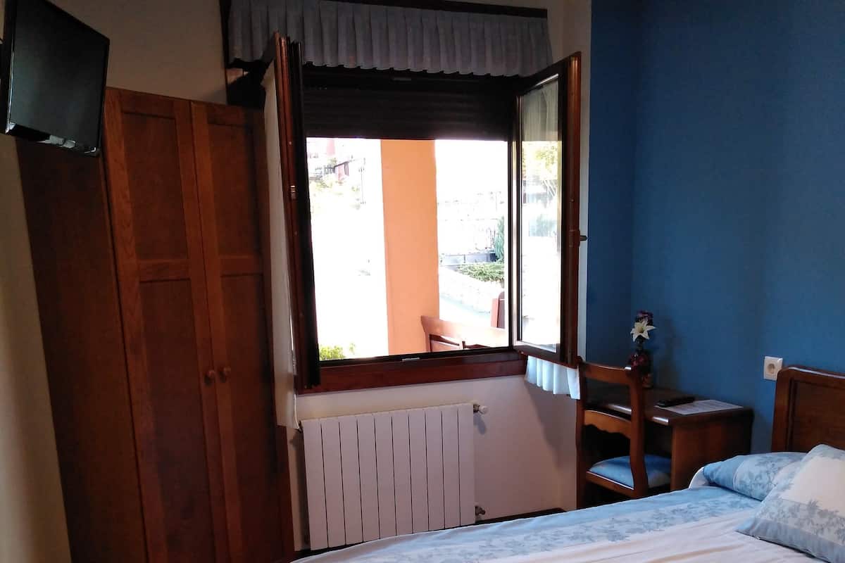 Camera singola | Una scrivania, tende oscuranti, lenzuola