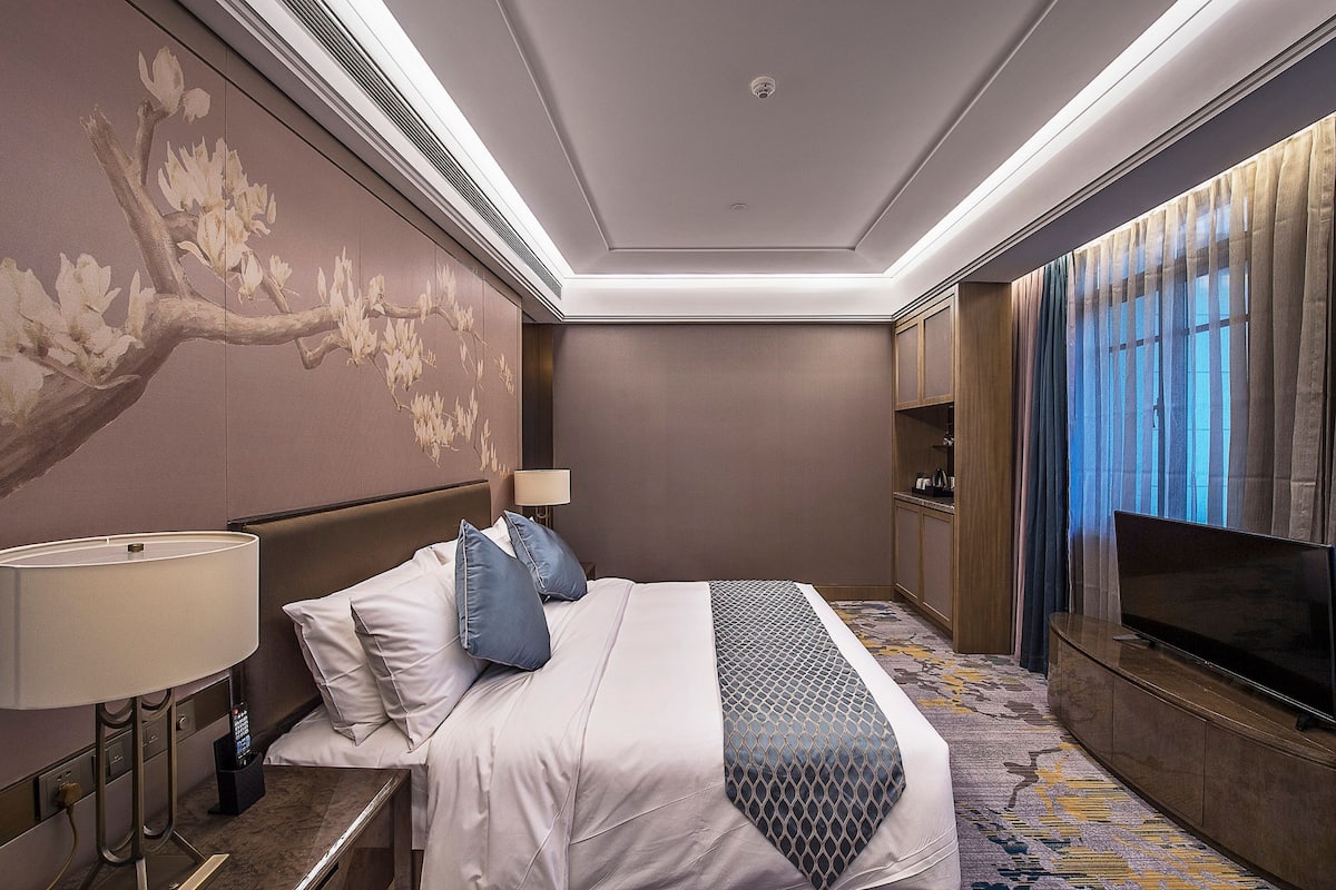Superior Suite | 1 bedroom, minibar, in-room safe, desk