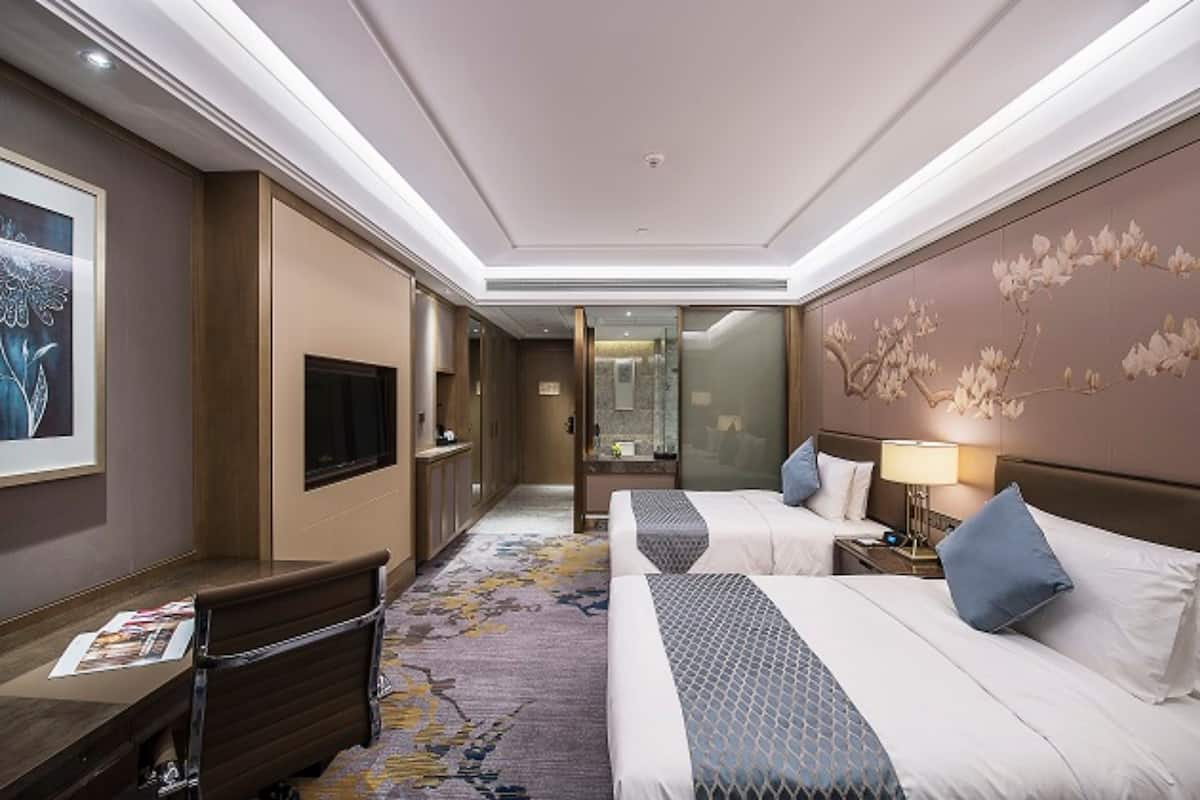 Superior Twin Room | 1 bedroom, minibar, in-room safe, desk