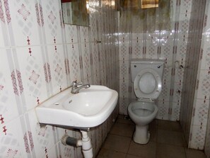 Habitación clásica, 1 cama doble | Baño | Toallas
