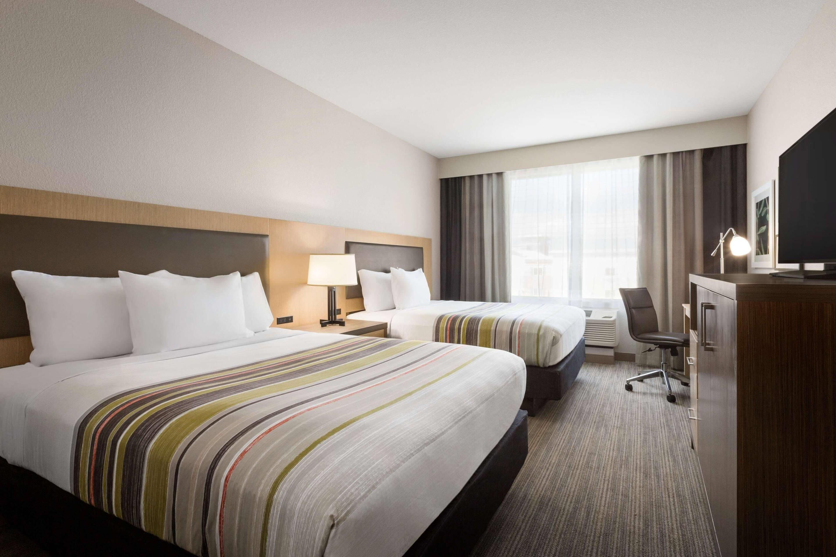 開放式套房, 多張床, 非吸煙房 | 書桌、隔音、熨斗/熨衫板、摺床/加床 (收費)