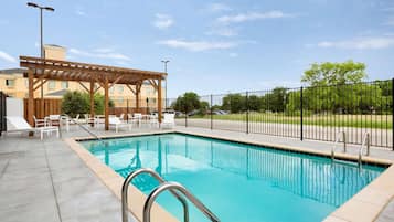 Outdoor pool, open 6 AM to midnight, sun loungers