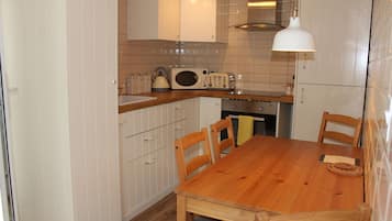 Luxury Apartment, 1 Bedroom, Garden View | In-room dining