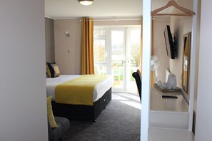 Superior Double or Twin Room, Garden View | Premium bedding, individually decorated, individually furnished, desk - Badgers Mount Hotel (Leicester)