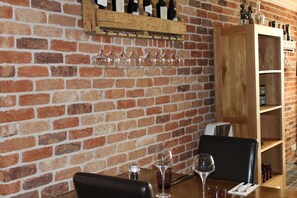 Lunch and dinner served - Badgers Mount Hotel (Leicester)