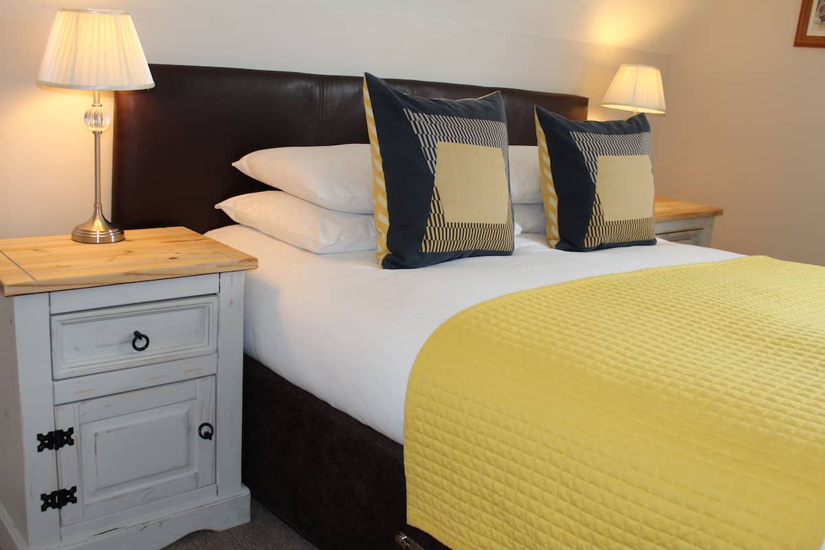 classic double room | premium bedding, individually decorated, individually furnished, desk