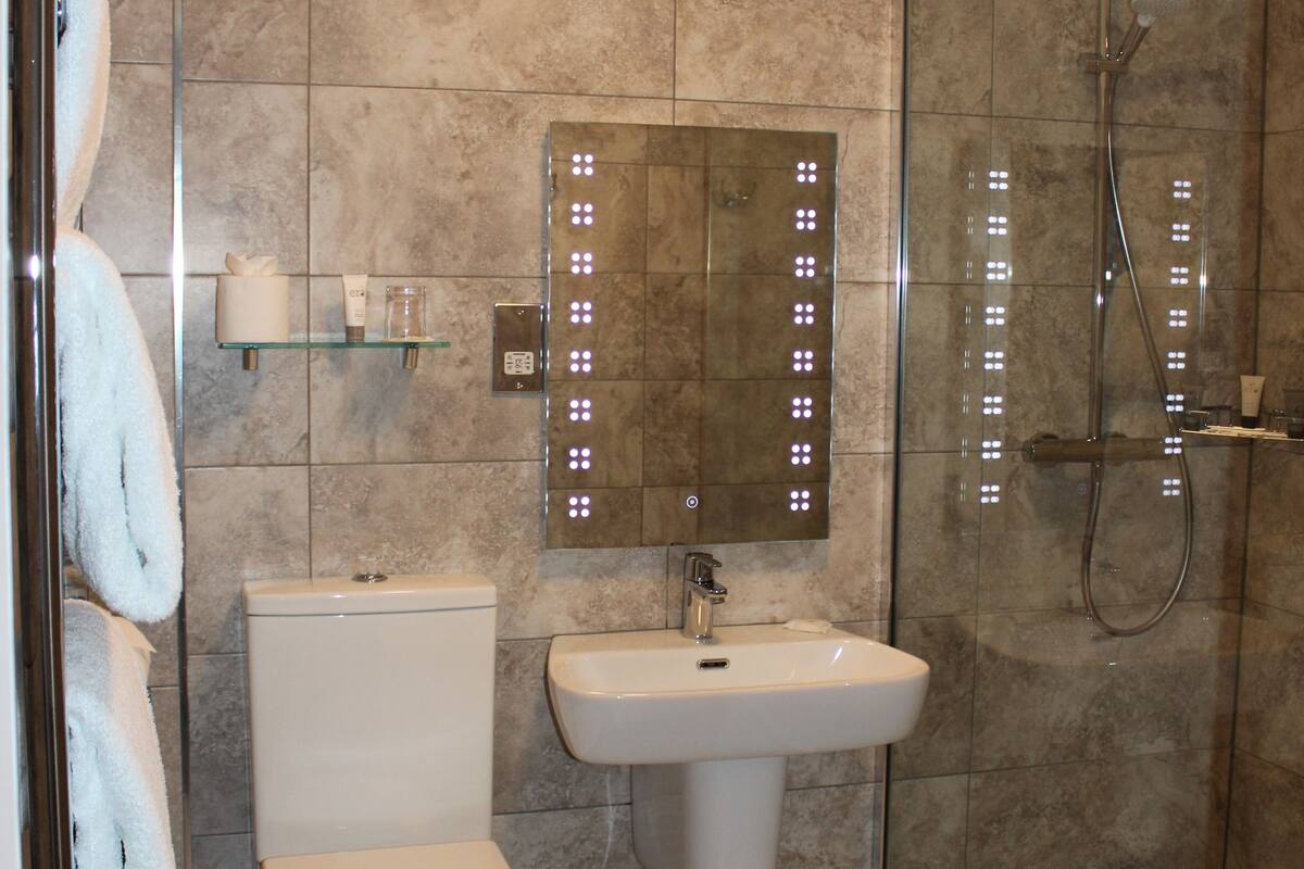 superior double or twin room, garden view | bathroom | combined shower/bathtub, free toiletries, hair dryer, towels