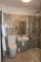 Camera Superior con letto matrimoniale o 2 letti singoli, vista giardino | Bagno | Combinazione doccia/vasca, set di cortesia gratuito, asciugacapelli