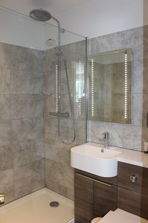 Superior Double or Twin Room (Twin) | Bathroom | Combined shower/bathtub, free toiletries, hair dryer, towels