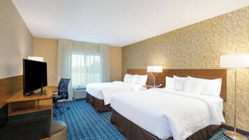 Een bureau, een strijkplank/strijkijzer, gratis babybedden