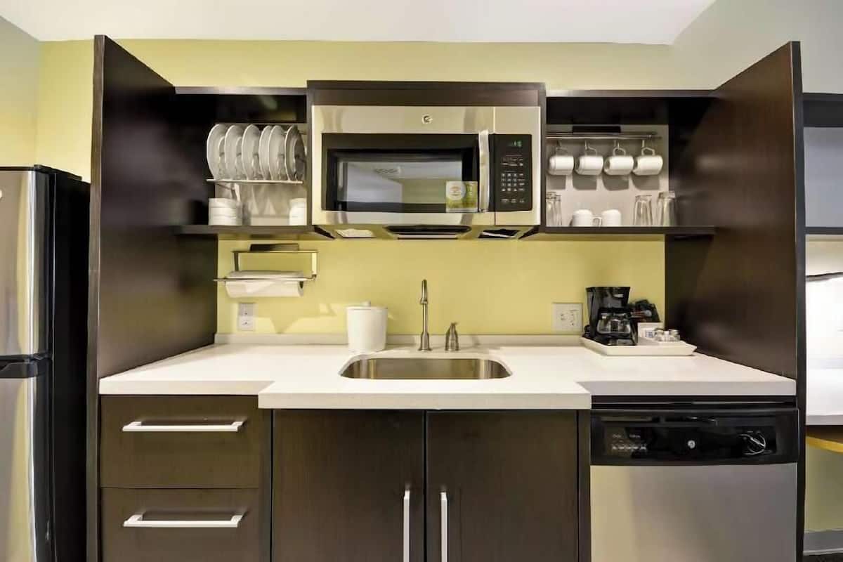 Cocina privada | Refrigerador con congelador, microondas y lavavajillas