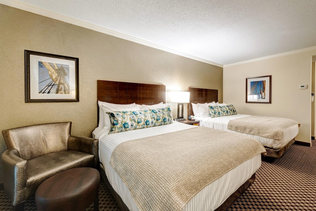 Ropa de cama de alta calidad, escritorio y cortinas blackout