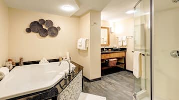 Executive Suite | Baño | Ducha y bañera combinadas y artículos de higiene personal de diseño