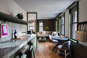 43-inch LCD TV with satellite channels, TV, Netflix - Moxy NYC Times Square (New York)