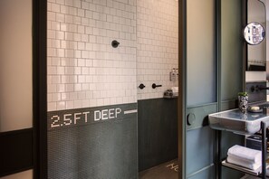 Shower, rainfall showerhead, free toiletries, hair dryer