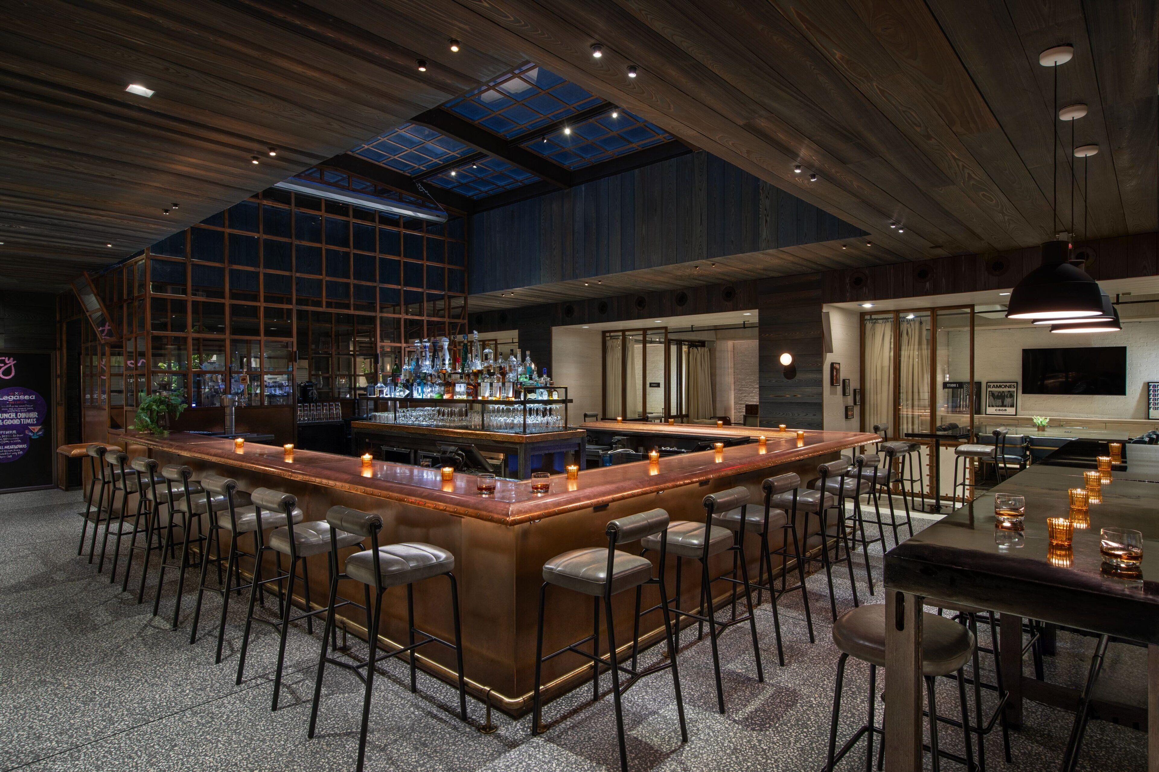 2 bars-salons, bar sur le toit