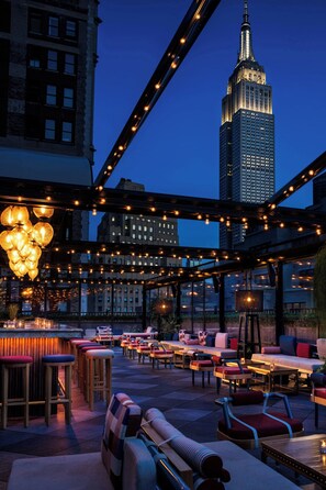 2 bars/lounges, rooftop bar - Moxy NYC Times Square (New York)