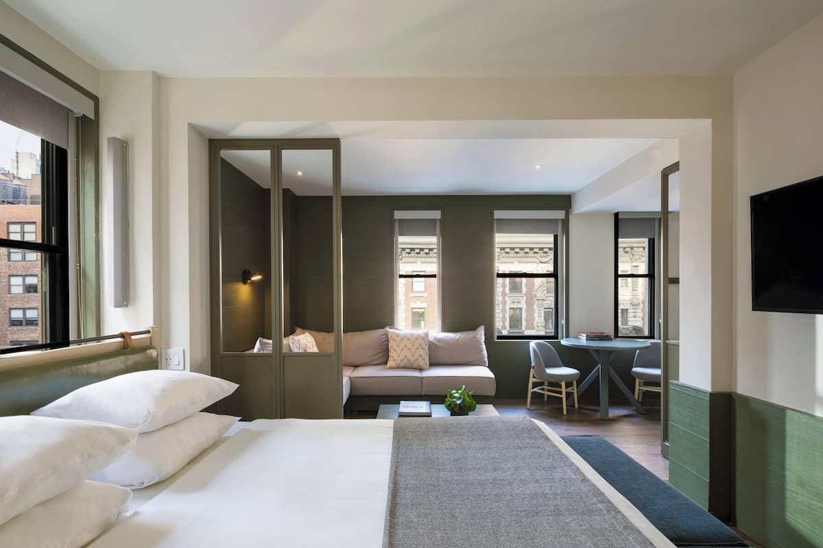 Suite, 1 cama King size | Área de sala de estar | Televisión LCD, Netflix, Hulu y futbolito