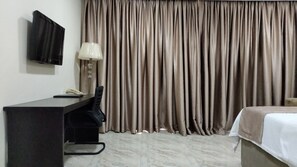 1 bedroom, desk - Hans Place Hotel (Abuja)