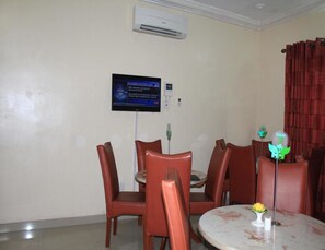 Breakfast, lunch and dinner served - Tyndale Residence Ltd (Lagos)