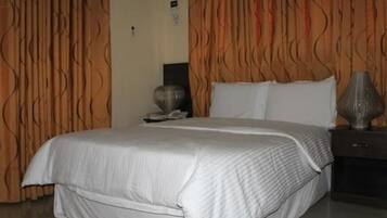 Quarto clássico, para não fumantes | Frigobar, escrivaninha, espaço de trabalho para notebook