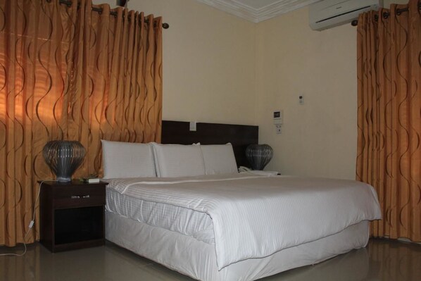 Minibar, bureau, espace de travail pour ordinateur portable