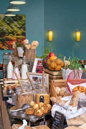Daily buffet breakfast (USD 25 per person)